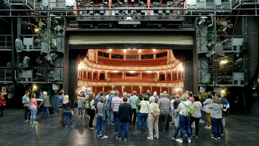 Mit 20000 Besucher war der Tag der offenen Tür in Fürth für die Veranstalter ein voller Erfolg. Viele nutzen die Führungen im Stadttheater zu einem Blick hinter die Kulissen.