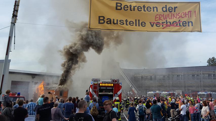 Explosive Stimmung: Erlanger Feuerwehr lädt zum Tag der offenen Tür