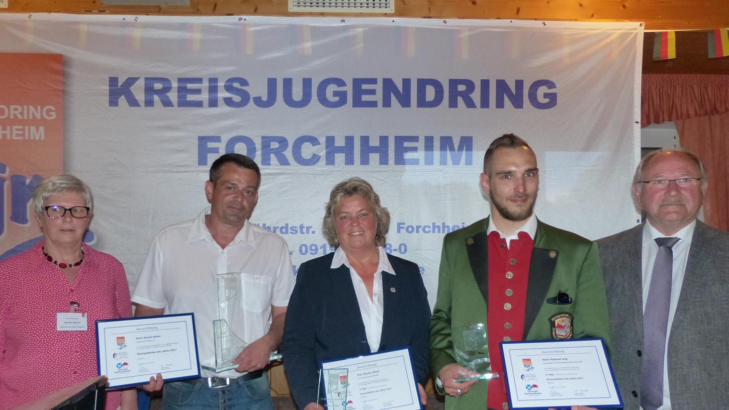 Die Preisträger des vergangenen Jahres (v.l.): Roland Schorr, Claudia Nützel und Rafael Jorg zusammen mit dem stellvertretenden Landrat Otto Siebenhaar.