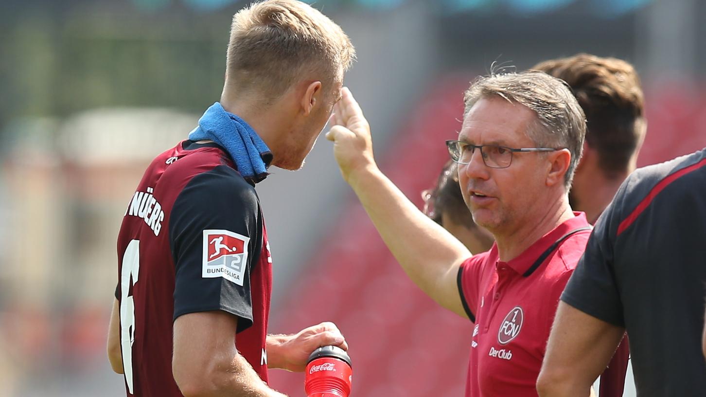 Club-Trainer Damir Canadi hält große Stücke auf Tim Handwerker.