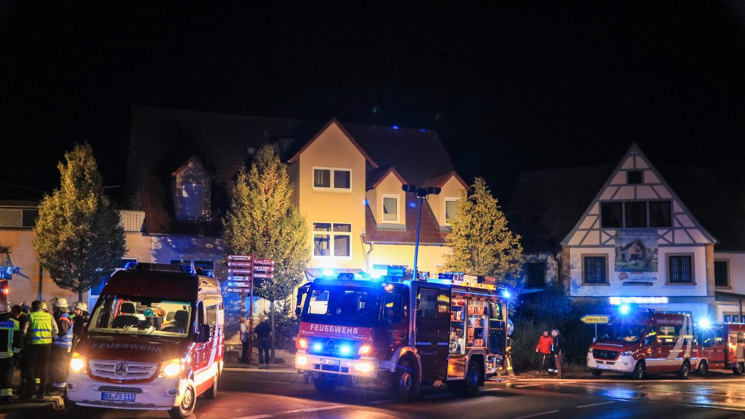 Während eines Feuerwehreinsatzes in Stegaurach im Landkreis Bamberg, hat ein Autofahrer einen Feuerwehrmann an der Absperrung angefahren.