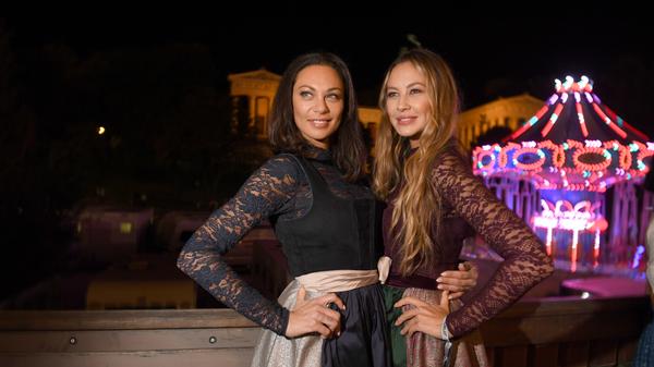 Im Partnerlook präsentieren sich die Models Lilly Becker und Alessandra Meyer-Wölden. Sie haben am Wochenende zur langen Spitzenbluse gegriffen.