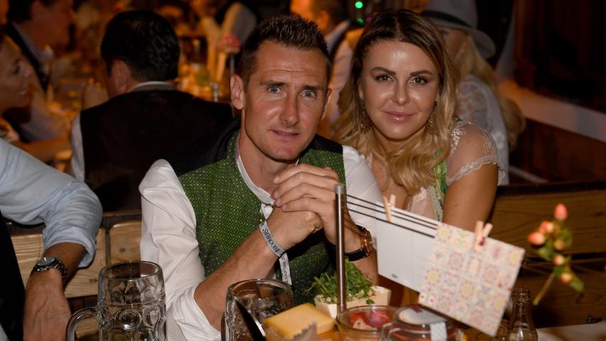 Ex-Nationalspieler Miroslav Klose und seine Frau Sylwia haben sich für das größte Volksfest der Welt ordentlich in Schale geschmissen und genießen eine deftige Brotzeit im Käferzelt.