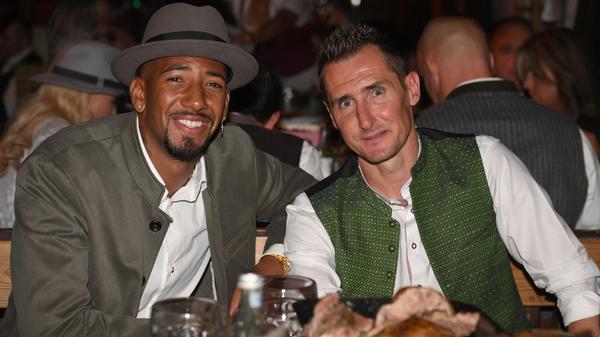 Natürlich lässt sich auch Jerome Boateng die Auftaktstimmung bei der Wiesn nicht entgehen.