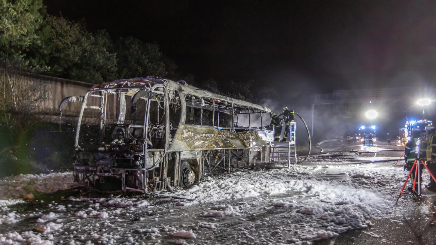 Völlig ausgebrannt steht das Wrack eines Reisebusses auf der Autobahn A8 bei Pforzheim. Der Bus hat während der Fahrt in der Nacht zum Montag plötzlich Feuer gefangen.
