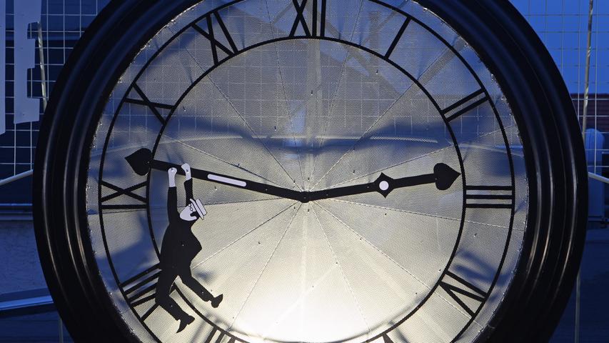 Am 27. Oktober werden die Uhren um 3 Uhr wieder eine Stunde zurück auf 2 Uhr auf Winterzeit gestellt. Das eigentliche Vorhaben, die Zeitumstellung 2019 abzuschaffen gelang dieses Jahr nicht. Da die EU-Staaten mehr Zeit für die Abschaffung der Zeitumstellung brauchen als erwartet, ist als neues Ziel das Jahr 2021 vorgesehen.