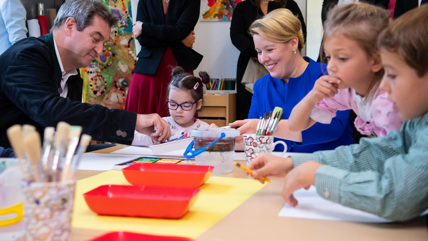 Der unterzeichnete "Gute-Kita-Vertrag" zwischen dem Freistaat und dem Bund soll die Qualität der Kindertagesbetreuung in Bayern verbessern und zugleich die Kosten senken. Der unterzeichnete "Gute-Kita-Vertrag" zwischen dem Freistaat und dem Bund soll die Qualität der Kindertagesbetreuung in Bayern verbessern und zugleich die Kosten senken.