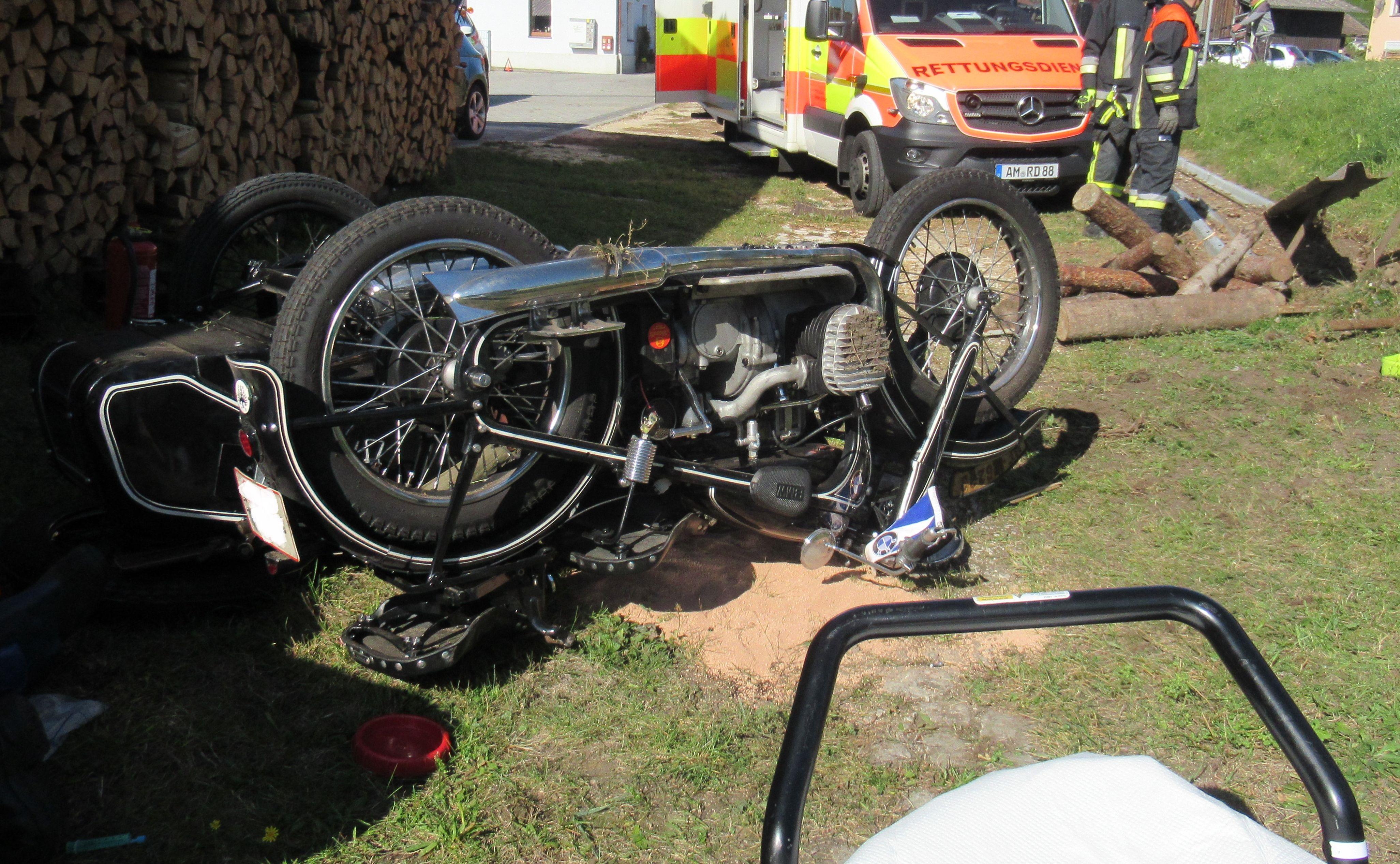 MotorradGespann kracht in Wolfsbach in