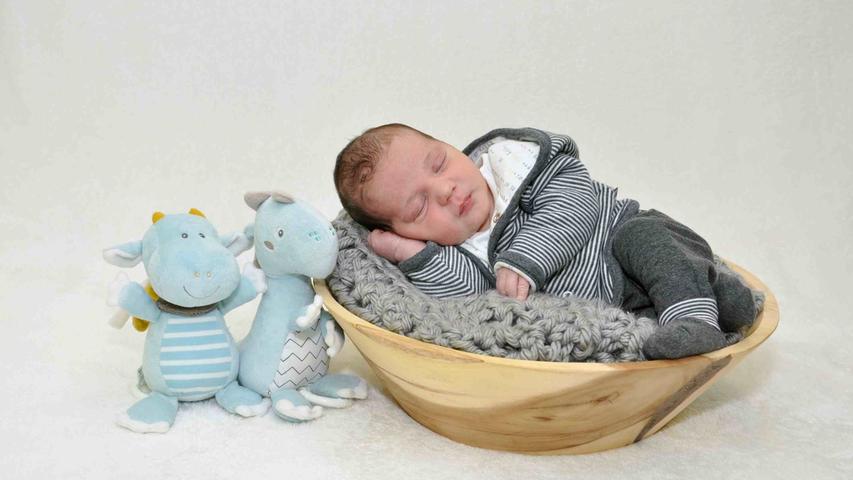 Über den kleinen Adrian wachen bereits zwei süße Drachen. Er kam am 11. September im Krankenhaus Hallerwiese auf die Welt - mit 3900 Gramm und einer Größe von 54 Zentimetern.