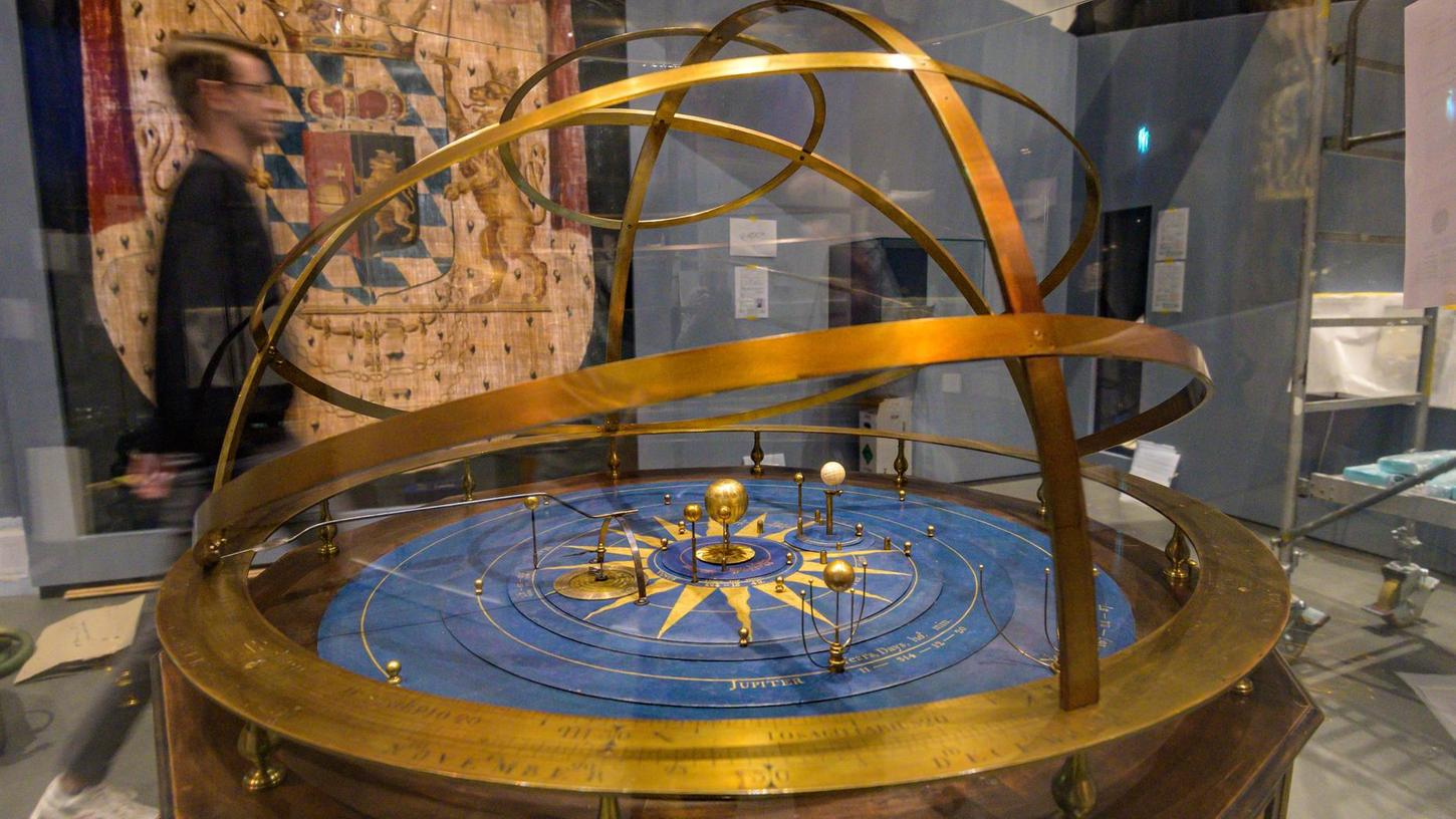 Das mechanische Planetarium des Londoners Uhrmachers George Adams für den bayerischen Kurfürsten Karl Theodor aus dem 18. Jahrhundert steht in der Landesausstellung am Donauufer in Regensburg.