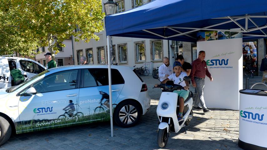 Die Wave Trophy zu Gast auf dem Erlanger Schlossplatz. Diese Rallye aus rein elektrisch angetriebenen Fahrzeugen, will zeigen, dass Elektromobilität bereits heute zur Verfügung steht und alltagstauglich ist.
