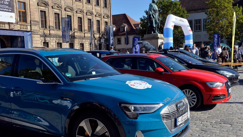 Die Wave Trophy zu Gast auf dem Erlanger Schlossplatz. Diese Rallye aus rein elektrisch angetriebenen Fahrzeugen, will zeigen, dass Elektromobilität bereits heute zur Verfügung steht und alltagstauglich ist.