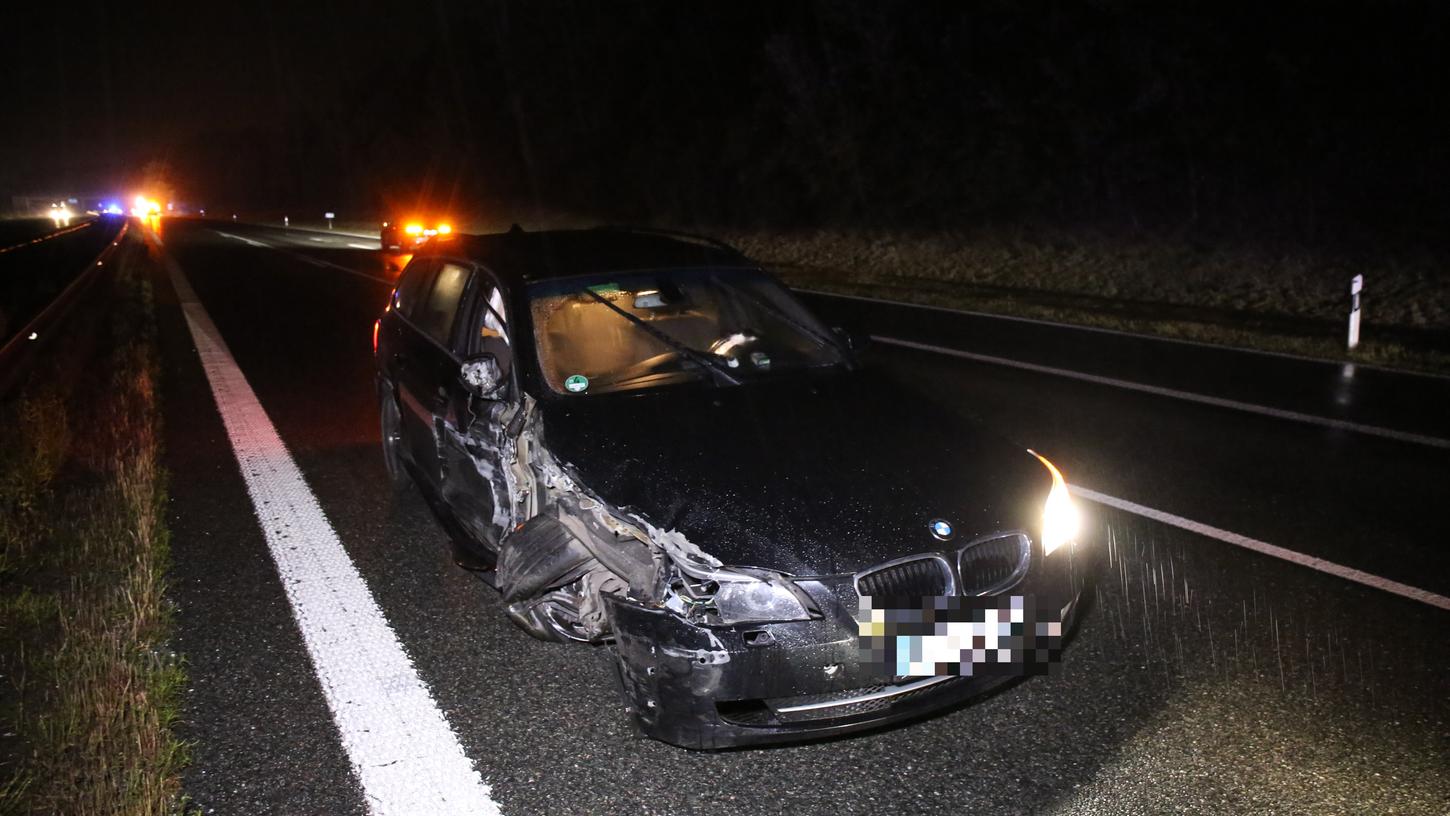 Ohne Fahrerlaubnis und völlig betrunken hat ein Geisterfahrer am Montagabend einen Unfall auf der A93 bei Schwandorf verursacht. Wenige Meter weiter prallte er selbst mit dem BMW in die Leitplanke.