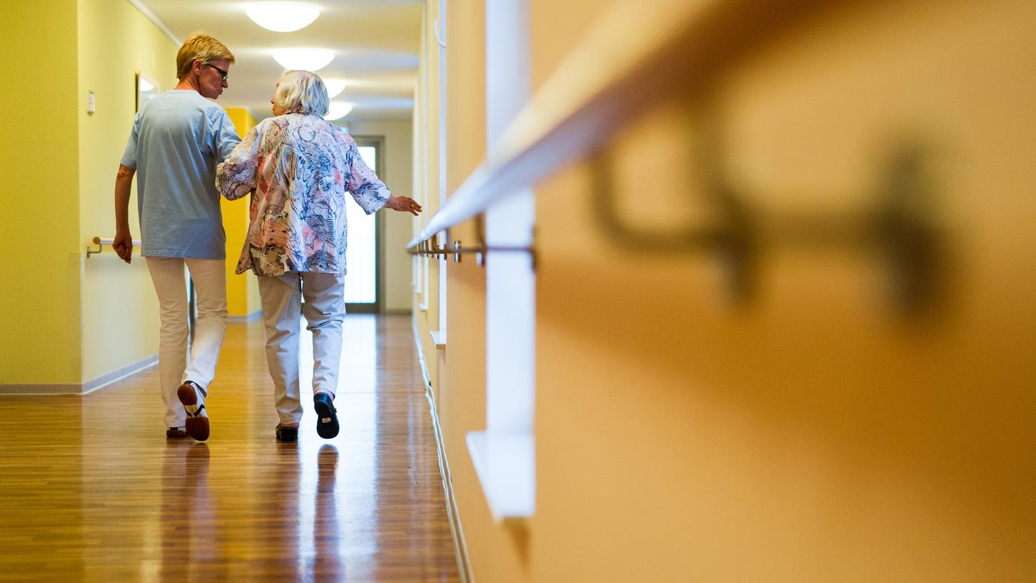 Mit einem neuen Aktionsprogramm will die bayerische Regierung mehr Fachkräfte für die Altenpflege gewinnen.