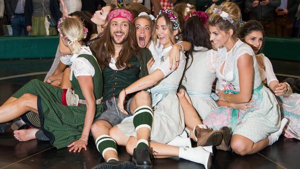 Eine Mordsgaudi hatten Entertainer Riccardo Simonetti, Modedesignerin Marina Hörmanseder, Influencerin Carmen Kroll alias Carmushka und Model Sarah Harrison auf dem Teufelsrad.