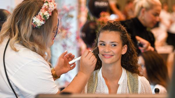 Betty Taube-Günter, die nach "Germanys next Topmodel" eine Model-Karriere startete, lässt sich vor ihrem Wiesn-Besuch noch im Hotel Roomers schick machen.