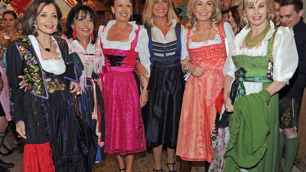 Es ist einer der gesellschaftlichen Höhepunkte auf dem Oktoberfest: Regine Sixt lud am Montag wieder zu ihrer legendären Sixt-Damen-Wiesn ein. Sie ließ sich mit der nepalesischen Honorargeneralkonsulin Ann-Katrin Bauknecht (von links), Unternehmerinnen Margit Tönnies, Dagmar Wöhrl, Renate Thyssen-Henne und Claudia Hübner, der ehemaligen Staatsrätin und Ehefrau von Wolfgang Porsche, ablichten.