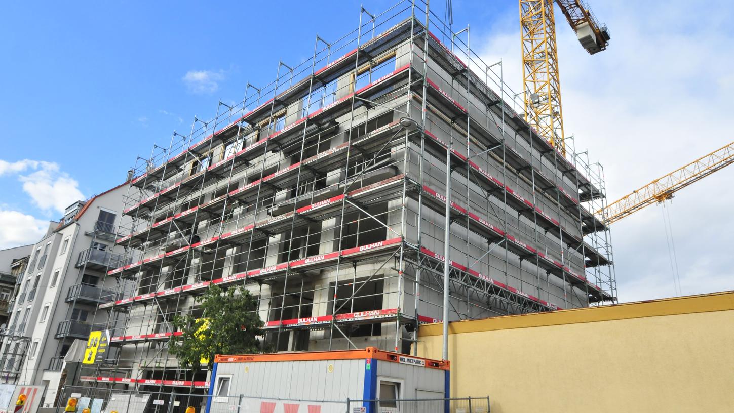 In einer ehemaligen Spiegelfabrik in der Oststadt entsteht derzeit ein Mix aus Eigentums- und Mietwohnungen, der Menschen unterschiedlichen Alters, verschiedener Nationalitäten und sozialer Herkunft anziehen möchte. So soll ein alternatives Wohnkonzept entstehen, wie es in Fürth derzeit noch Mangelware ist. In einer ehemaligen Spiegelfabrik in der Oststadt entsteht derzeit ein Mix aus Eigentums- und Mietwohnungen, der Menschen unterschiedlichen Alters, verschiedener Nationalitäten und sozialer Herkunft anziehen möchte. So soll ein alternatives Wohnkonzept entstehen, wie es in Fürth derzeit noch Mangelware ist.