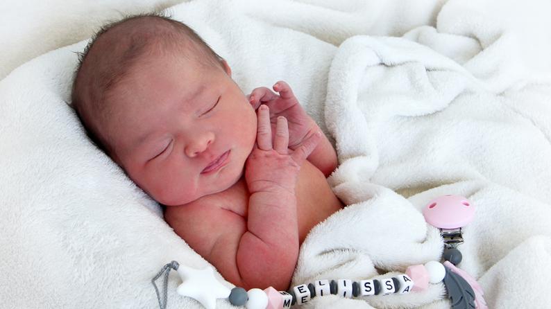 Von was die kleine Melissa wohl so friedlich träumen mag? Sie wurde am 18. September im St.-Theresien-Krankenhaus geboren, maß dabei 52 Zentimeter und wog 3530 Gram