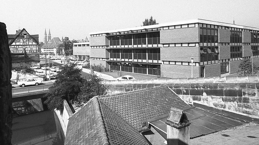 Harmonisch in das charakteristische Stadtbild Nürnbergs fügt sich der Schulneubau ein.  Hier geht es zum Artikel vom 25. September 1969: Neue Schule auf der Insel