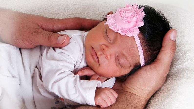 Die kleine Elodie schlummert in starken Armen. Sie kam am 3. September im St. Theresien-Krankenhaus zur Welt. Dabei wog sie 3090 Gramm und war 48 Zentimeter groß.
