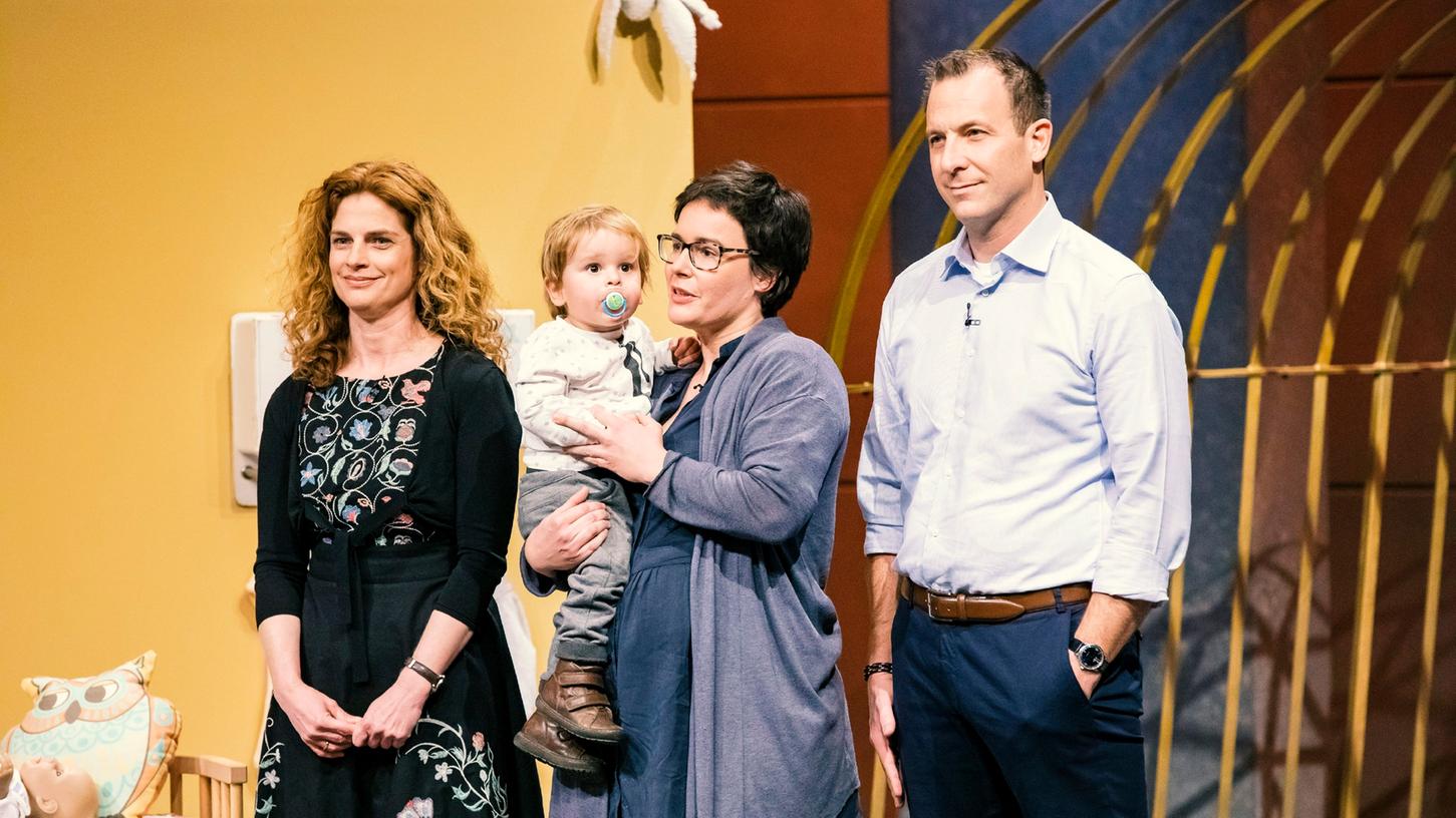 Dr. Susanne Kluba, Nicole Klingen (mit Sohn Bosse) und Dr. Mitko Stange aus Düsseldorf präsentieren mit "Medibino" einen Babykopfschutz gegen Verformungen.