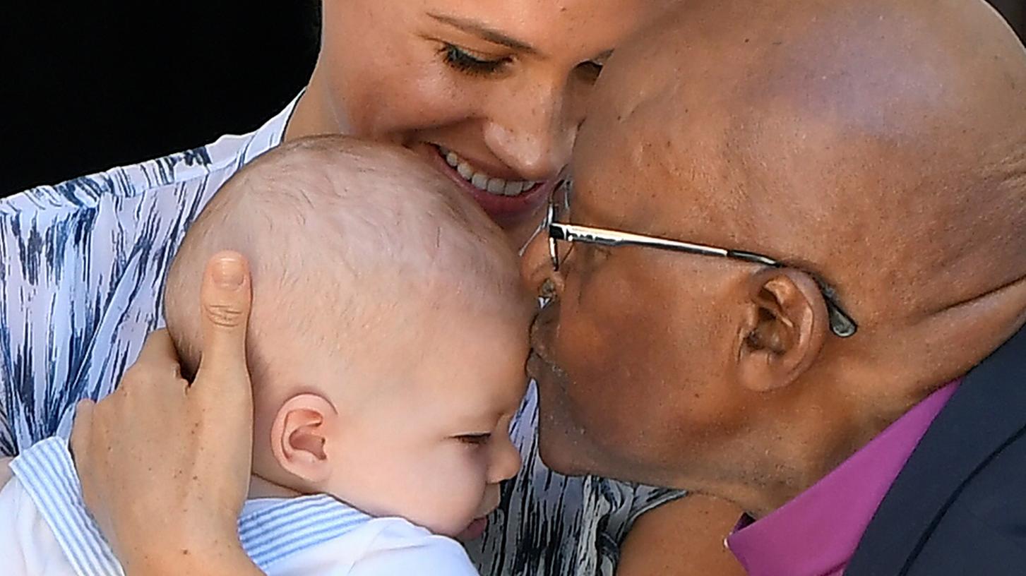 Während seines ersten Auftritts in der Öffentlichkeit hat sich das royale Baby Archie direkt einen Kuss von Friedensnobelpreisträger Desmond Tutu abgeholt.