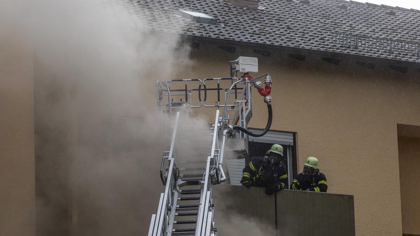 Zimmerbrand in Gunzenhausen: Person von Balkon gerettet