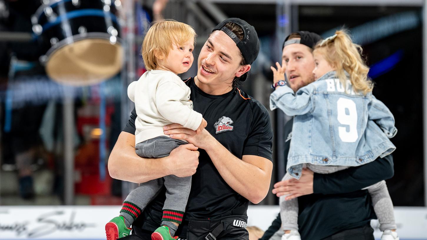 Mit Daddy auf Tour! Daniel Fischbuch dreht nach dem 4:0-Heimsieg der Ice Tigers gegen Köln im September eine Ehrenrunde durch die Arena.