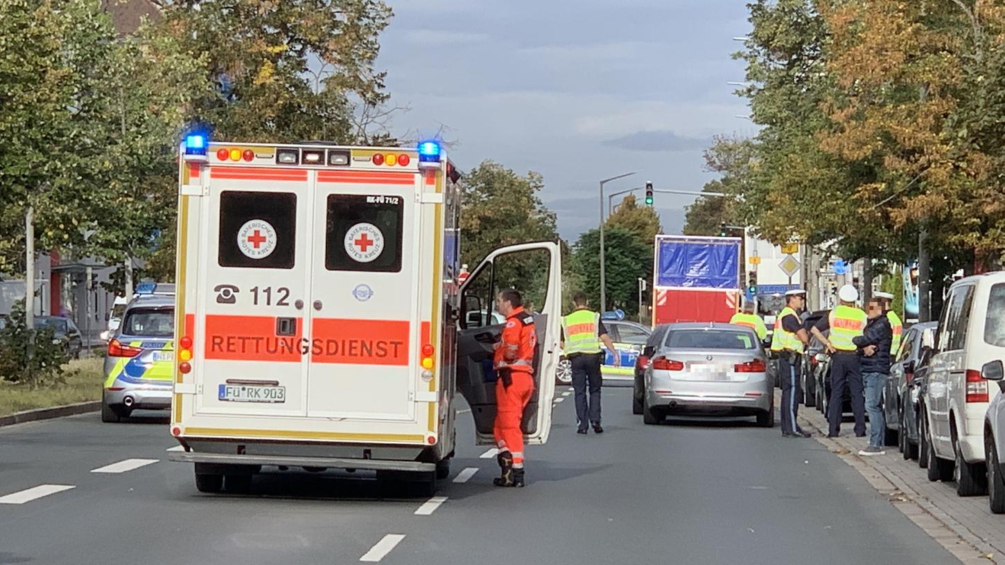 Im morgendlichen Berufsverkehr wurde ein 80-jähriger Fußgänger auf der Fürther Straße von einem Auto angefahren und lebensgefährlich verletzt.