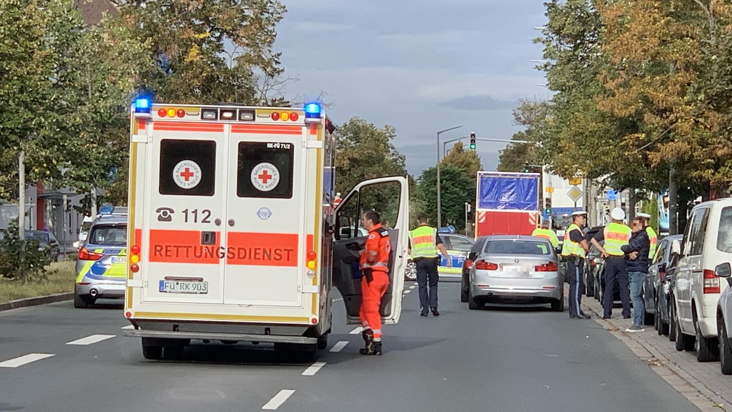 Im morgendlichen Berufsverkehr wurde ein 80-jähriger Fußgänger auf der Fürther Straße von einem Auto angefahren und lebensgefährlich verletzt. Im morgendlichen Berufsverkehr wurde ein 80-jähriger Fußgänger auf der Fürther Straße von einem Auto angefahren und lebensgefährlich verletzt.