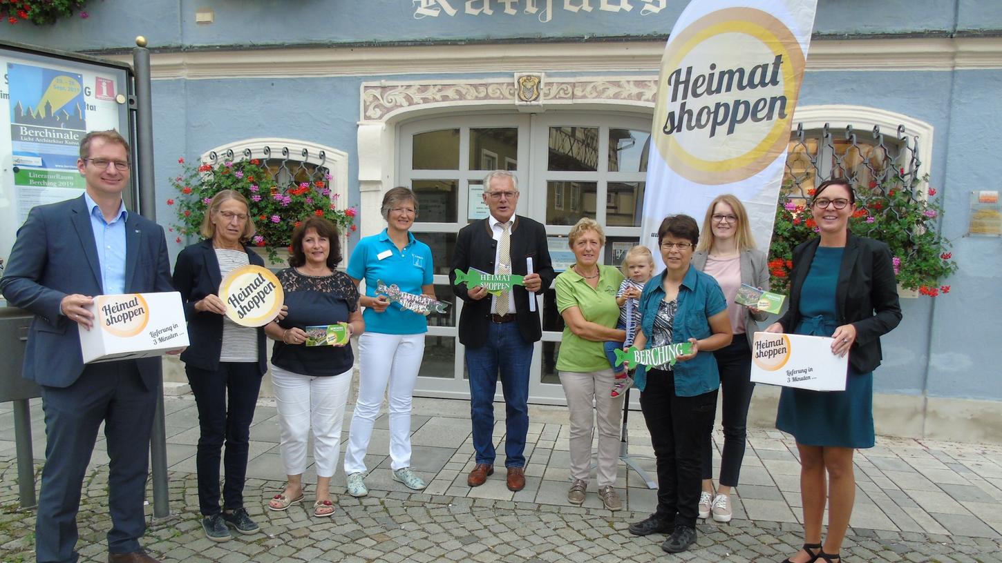 Für den verkaufsoffenen Sonntag am 20. Oktober in Berching haben sich Stadtmarketing und Werbegemeinschaft ein attraktives Programm einfallen lassen und nun der Öffentlichkeit vorgestellt - unter dem Motto "Heimat Shoppen". Für den verkaufsoffenen Sonntag am 20. Oktober in Berching haben sich Stadtmarketing und Werbegemeinschaft ein attraktives Programm einfallen lassen und nun der Öffentlichkeit vorgestellt - unter dem Motto "Heimat Shoppen".