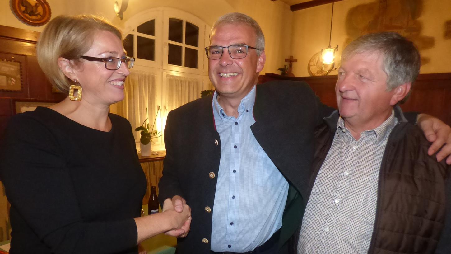 Der amtierende soll auch der künftige Bürgermeister bleiben: Rainer Polster und Daniela Drummer gratulieren Hanngörg Zimmermann (Mitte) zur einstimmigen Wahl.