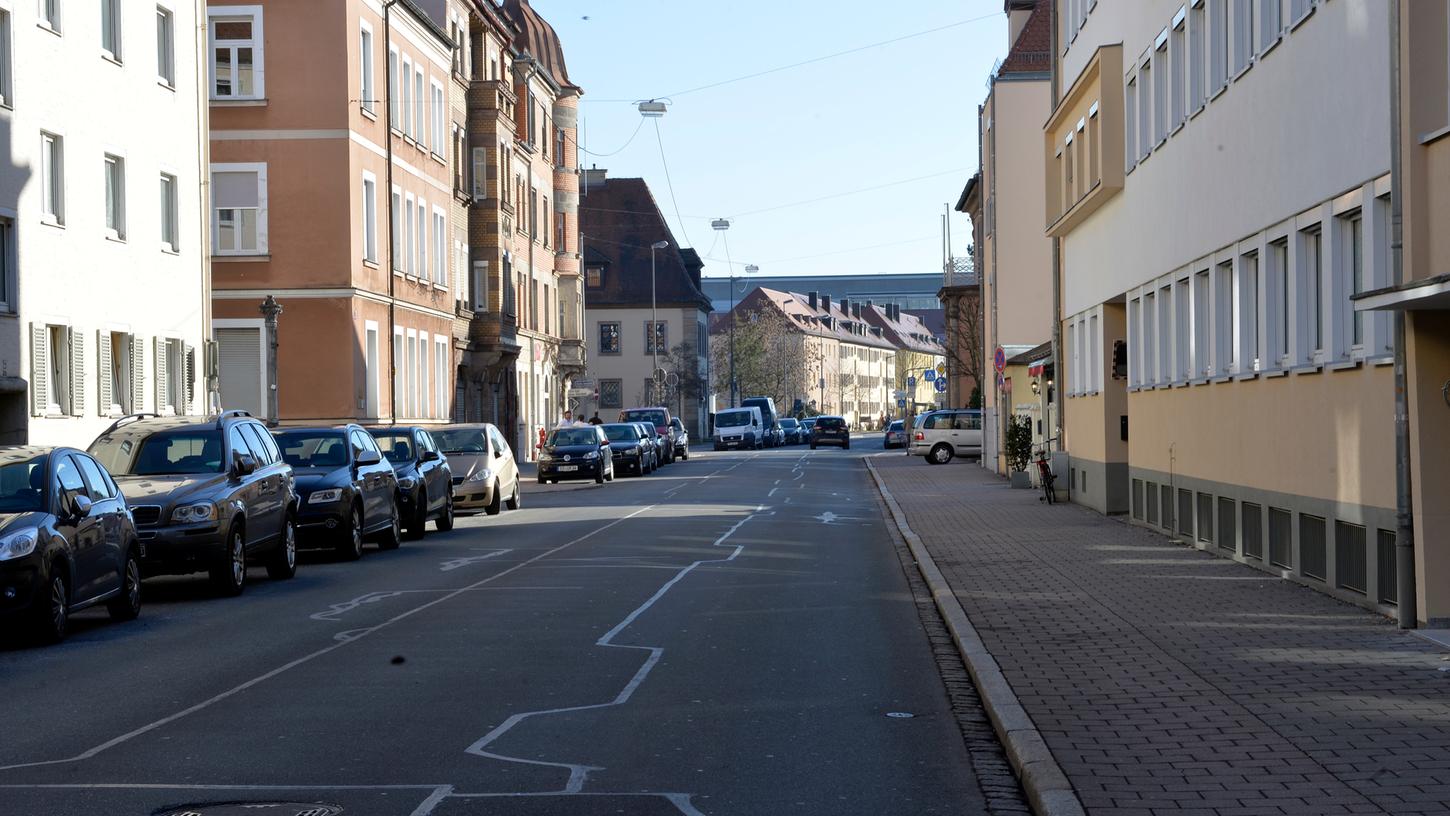 Den Bürgern drohen in Erlangen immer neue Baustellen und damit verbundene Unannehmlichkeiten. Hier ist jetzt auch was los: die Schuhstraße zwischen Henke- und Beethovenstraße.