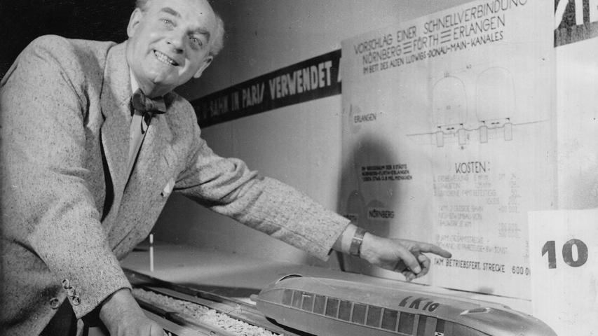 Wieder im Gespräch: Erfinder Heiner Kuch mit seiner "Leitschienen"-Lok. Das Modell erregte schon vor 17 Jahren – unser Bild entstand 1952 – auf der Nürnberger Erfindermesse Aufsehen.  Hier geht es zum Artikel vom 1. Oktober 1969: "Ja" zur Leitschiene