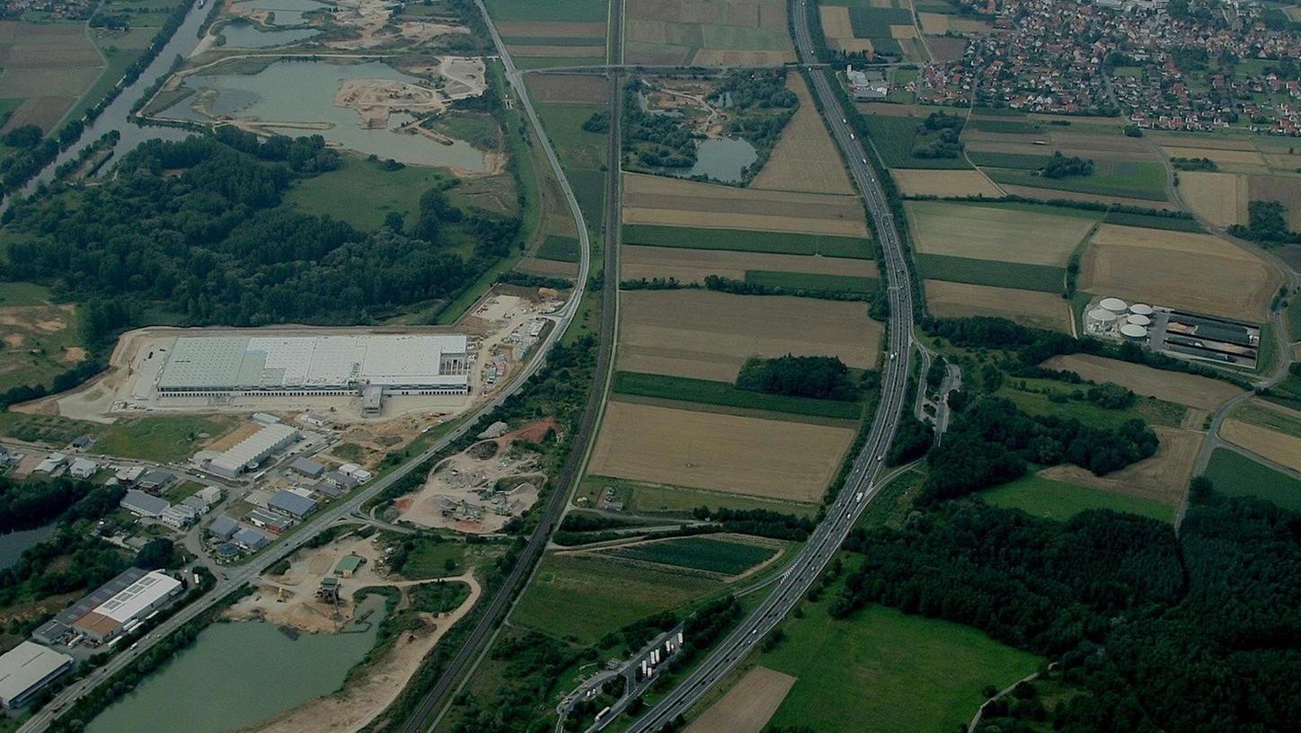 Südlich von Eggolsheim, auf Höhe des Lidl-Logistikzentrums, soll sie entstehen: die Tank- und Raststätte „Regnitztal“. Vorerst liegen die Pläne dafür allerdings auf Eis.
