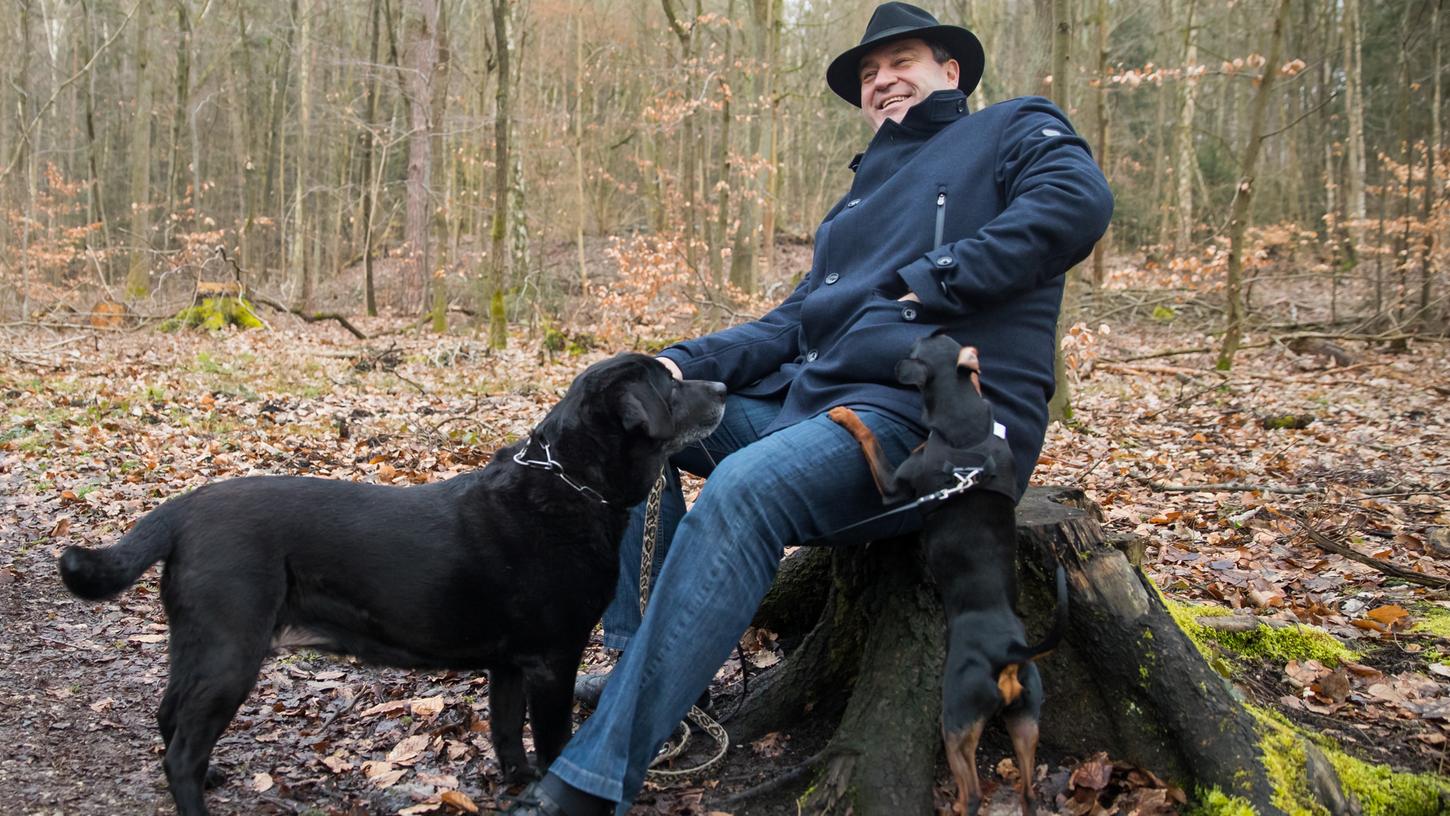 Bayerns Ministerpräsident Markus Söder zeigt gerne mal in der Öffentlichkeit, dass er ein Hundefreund ist.
