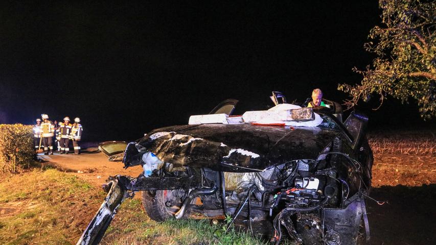 Auto kollidiert mit mehreren Obstbäumen: 29-Jähriger schwer verletzt