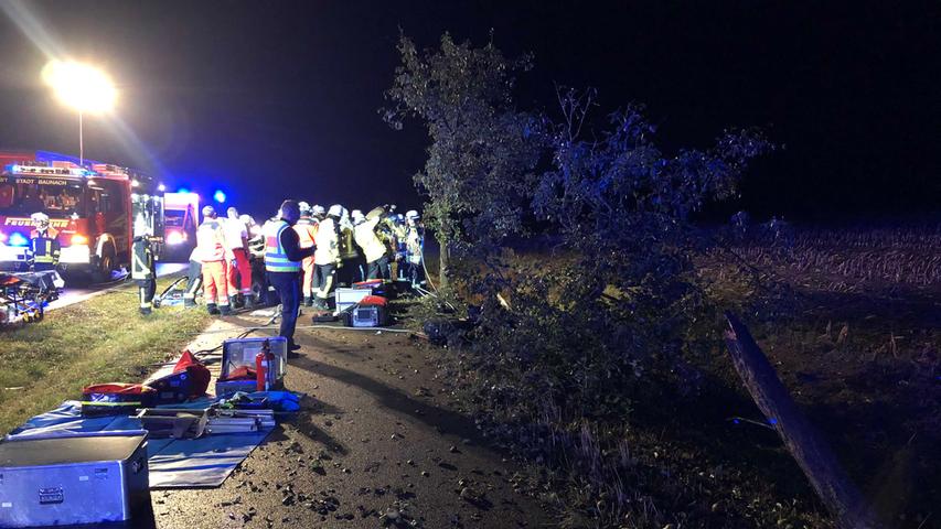 Auto kollidiert mit mehreren Obstbäumen: 29-Jähriger schwer verletzt