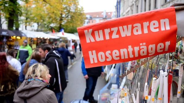 Pfannen, Bürsten, Schrubber, Einweck-Gummis - zahlreiche Händler säumen die Straßen auf der Fürther Kirchweih. Hier gibt es allerlei nützliche Sachen zu kaufen - und wenn sie doch nicht so nützlich sind, kann man wenigstens den euphorischen Straßenverkäufern lauschen, wie sie mit unerschütterlicher Inbrunst Fensterreiniger und Gemüsehobel anpreisen.