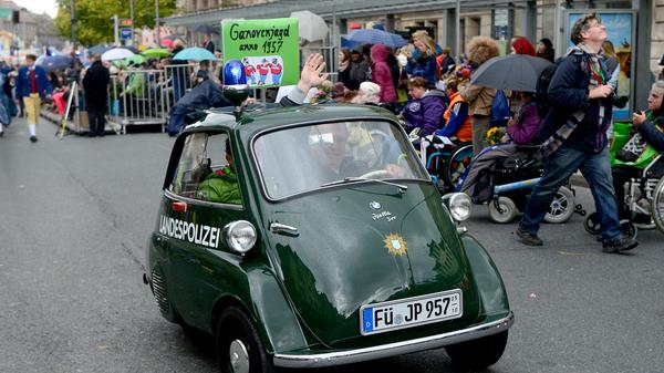 Wenn es um den Umzug geht, lässt sich auch die Fürther Polizei nicht lumpen: Mit ihrer Knutschkugel-Dienst-Isetta hatten die Beamten 2017 einen ganz besonderen Auftritt.
