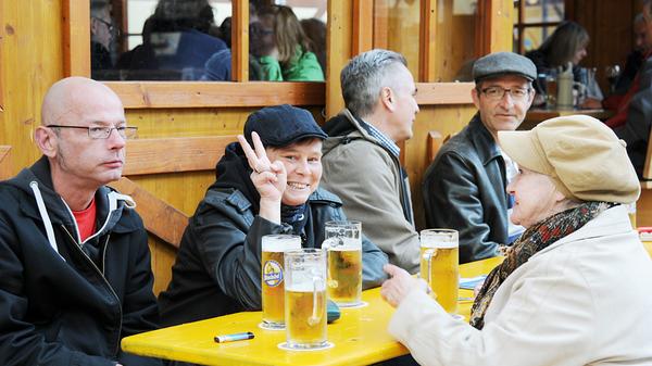 Warum die Michaeliskärwa besser als die Wiesn ist? Weil man sich vorm Bierzelt hier nicht die Beine in den Bauch steht - es gibt ja keines… In Fürth werden die Festbesucher nicht in Zelte gepfercht. Hier trinkt man sein Helles an den Tischen neben den Buden oder gleich im Gehen.
