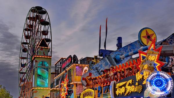Das Farbenspektakel der Fürther Kirchweih lässt sich auch wunderbar vom Riesenrad aus bewundern.