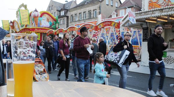 Fürth ist eine Bierstadt mit Tradition. Die Brauereien blicken auf eine lange Geschichte zurück. Halbe und Maß sind hier trotzdem günstiger als auf der Wiesn. Und wer nicht so auf Gerstensaft steht: Es gibt auch Federweißen. Sparfüchse kaufen sich am besten einen ganzen Kanister - handlich zum Mitnehmen und besonders preiswert.