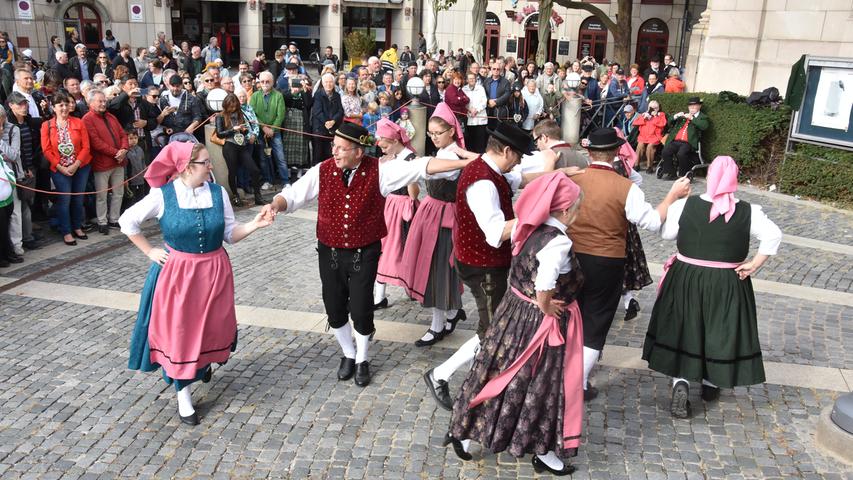 Ohne traditionelle Tänze geht nichts: In bunter Tracht schwingen sich Tänzer des Heimat- und Volkstrachtenvereins über den Fürther Festplatz...