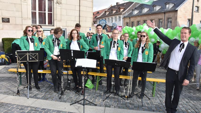 Die Mitglieder des Musikzugs des TSV Burgfarrnbach sorgten derweil mit zünftigen Märschen und Polkas für Feststimmung.