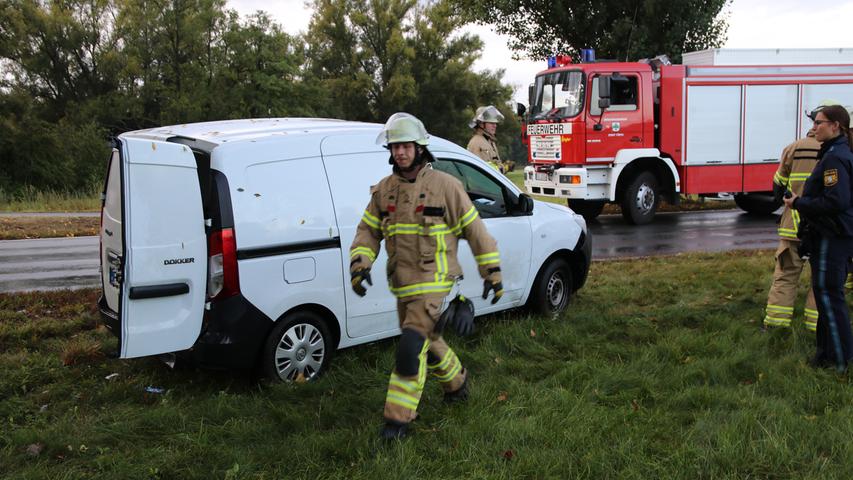 Von Straße abgekommen: Auto versinkt in Fürth in der Regnitz