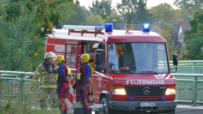 Von Straße abgekommen: Auto versinkt in Fürth in der Regnitz
