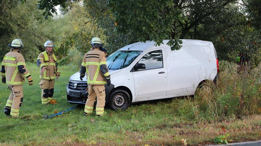 Von Straße abgekommen: Auto versinkt in Fürth in der Regnitz