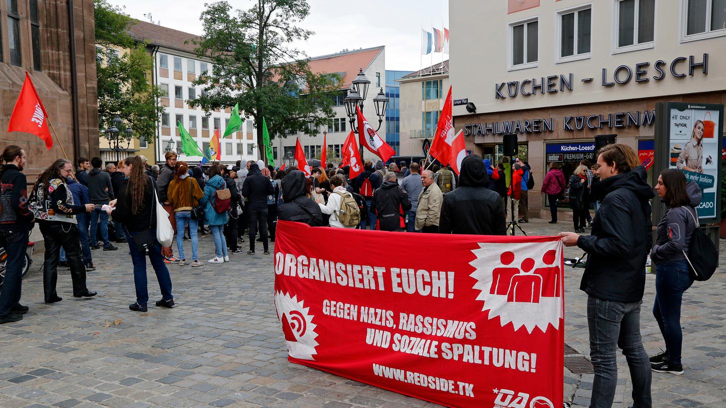Mit bunten Flaggen und Bannern demonstrierten Menschen in der Nürnberger Innenstadt gegen die rechte Demo.